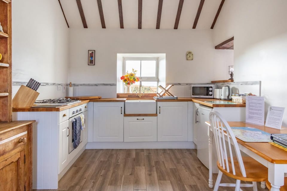 Kitchen or kitchenette, Dining area, minibar, pet friendly, stove
