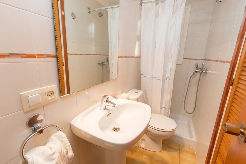 Shower, Toilet, towels