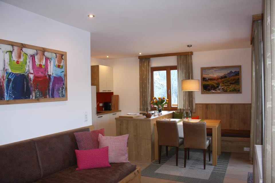 Kitchen or kitchenette, Living room, Seating area, Dining area