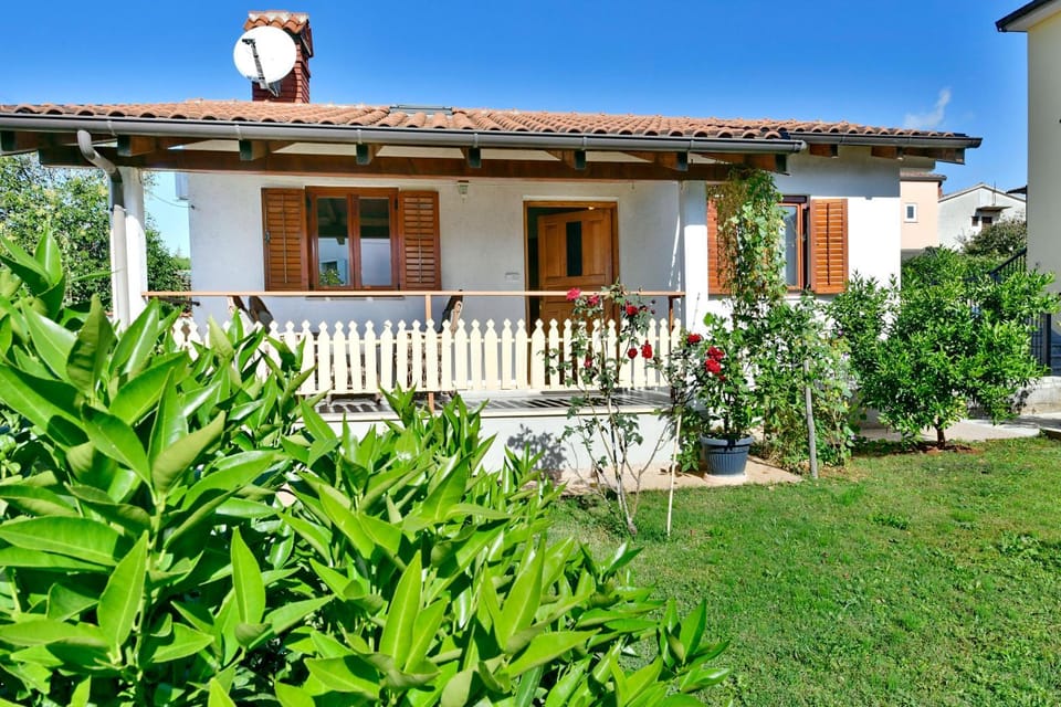 Property building, Patio, Facade/entrance, Garden