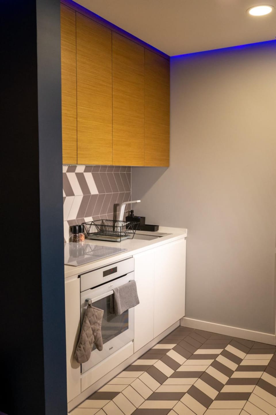Property building, Balcony/Terrace, Balcony/Terrace, Living room, Other, Seating area, Dining area, Bedroom, Breakfast, Location, washing machine, washing machine, washing machine