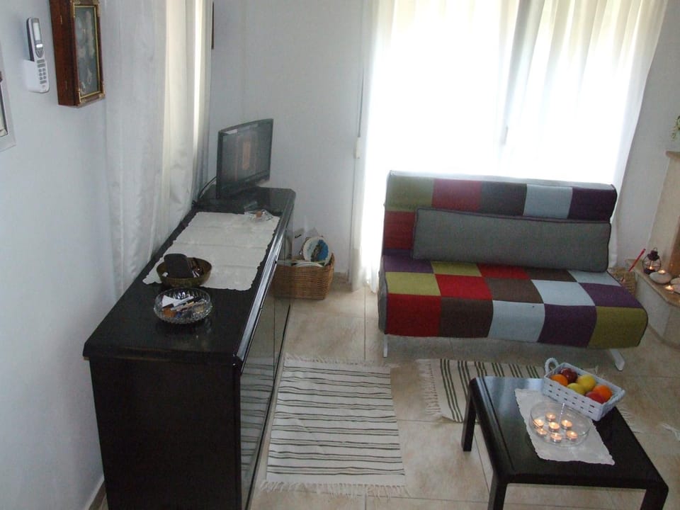 TV and multimedia, Coffee/tea facilities, Living room, Seating area, Drinks