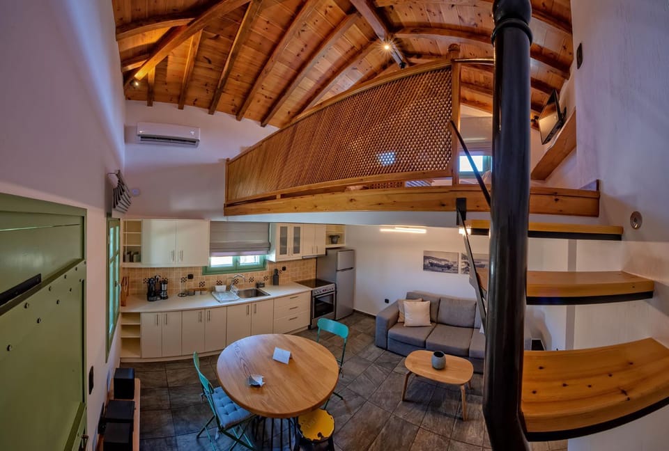 Coffee/tea facilities, Kitchen or kitchenette, Living room, Dining area