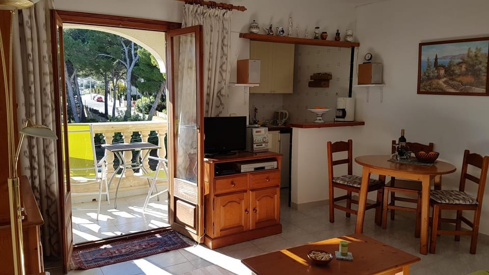 Living room, Dining area