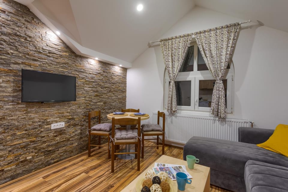 TV and multimedia, Living room, Seating area, Dining area