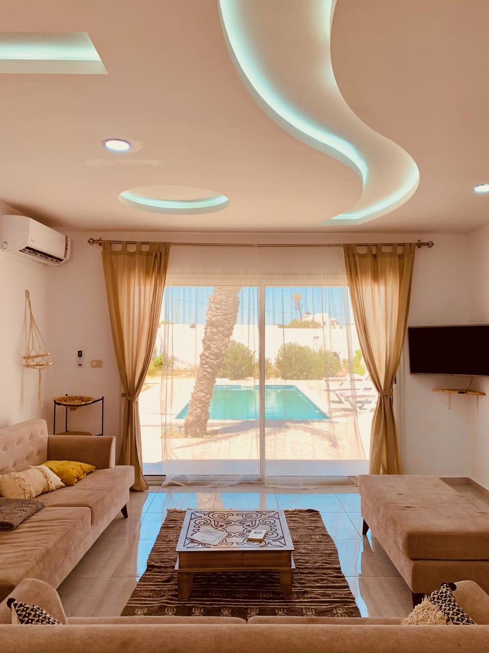 TV and multimedia, Living room, Pool view