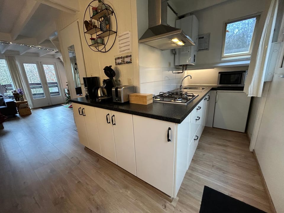 Coffee/tea facilities, dishwasher, microwave, oven, stove, toaster