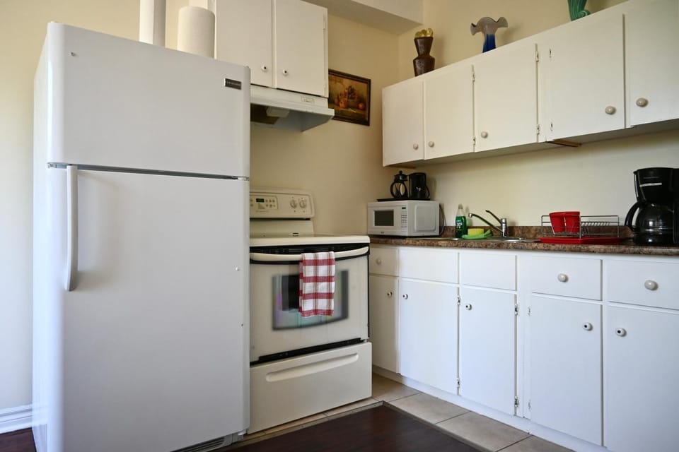Coffee/tea facilities, Kitchen or kitchenette, oven, stove, toaster