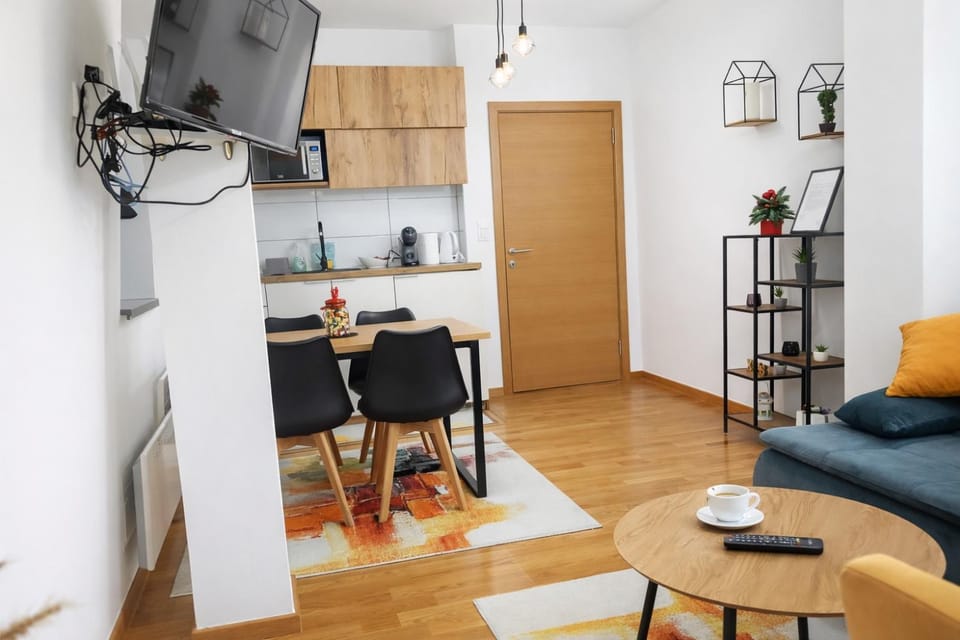 TV and multimedia, Kitchen or kitchenette, Dining area, microwave
