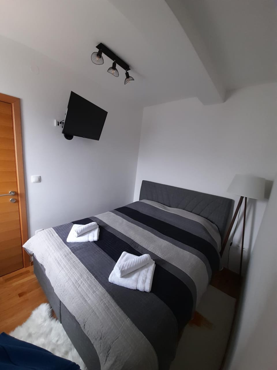 Bed, TV and multimedia, Photo of the whole room, Bedroom, towels