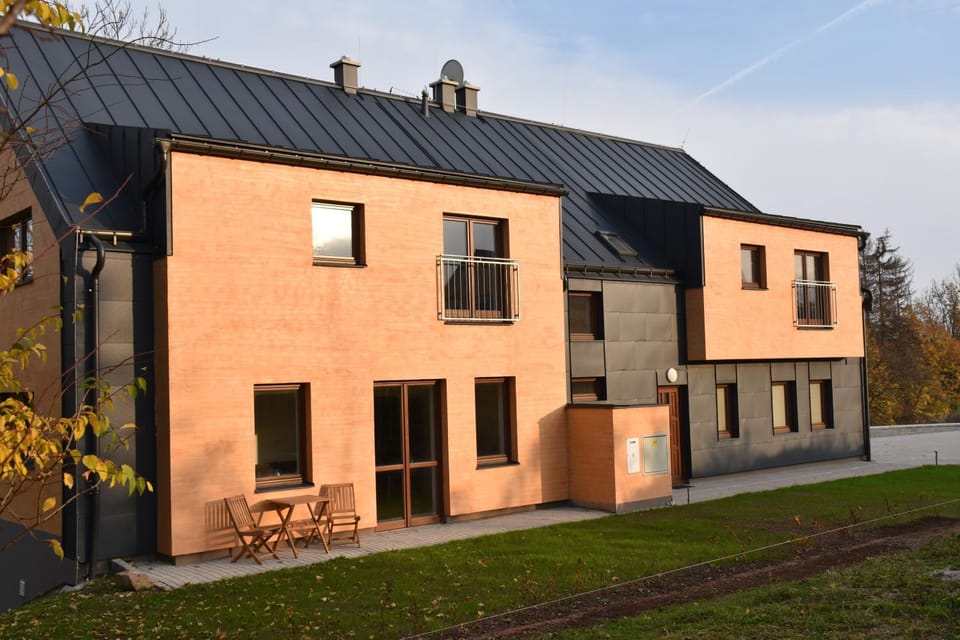 Property building, Facade/entrance, Garden, Balcony/Terrace, Garden view, Facility for disabled guests