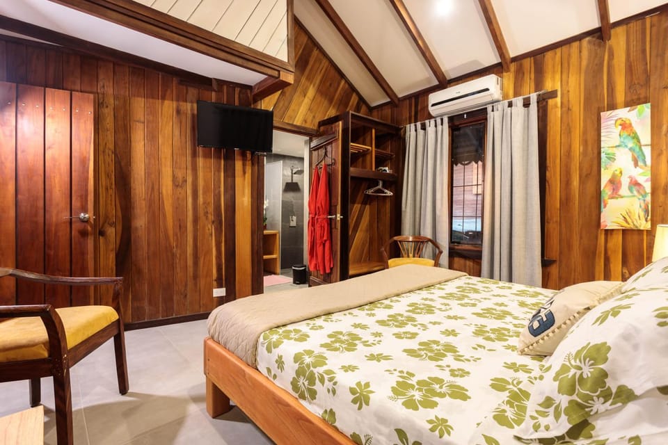 Bed, TV and multimedia, Bedroom