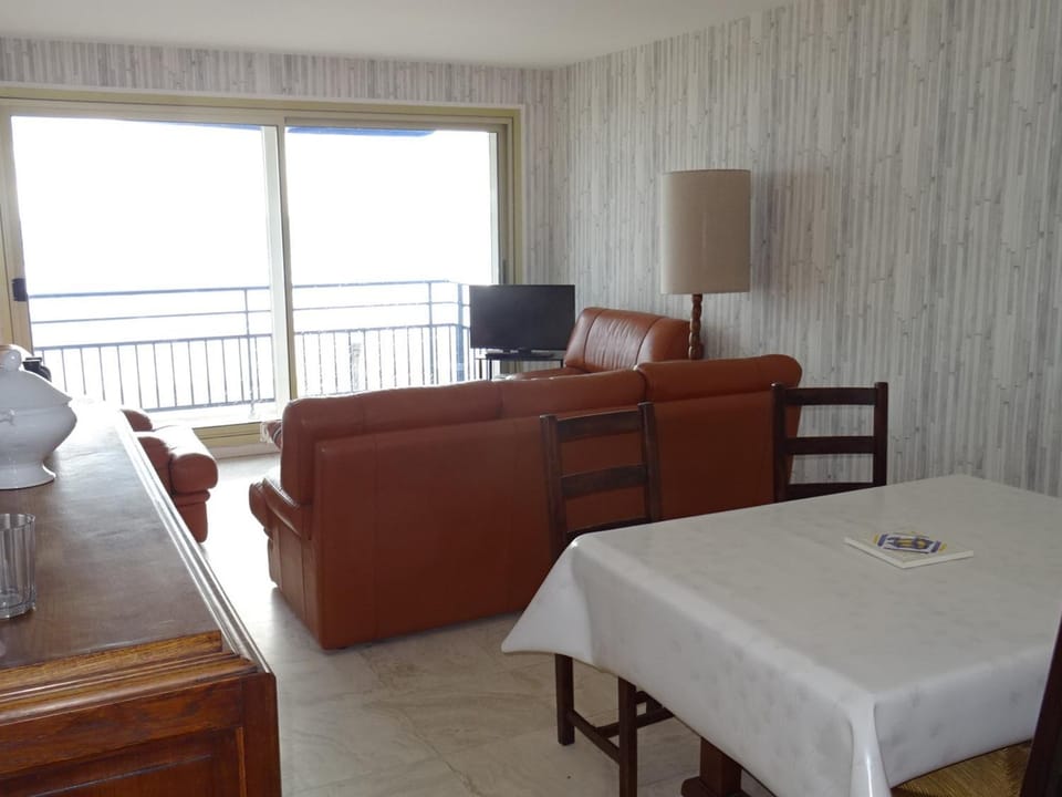Appartement lumineux 2 chambres face mer - Les Sables d'Olonne - FR-1-92-878 Apartment in Les Sables-d'Olonne