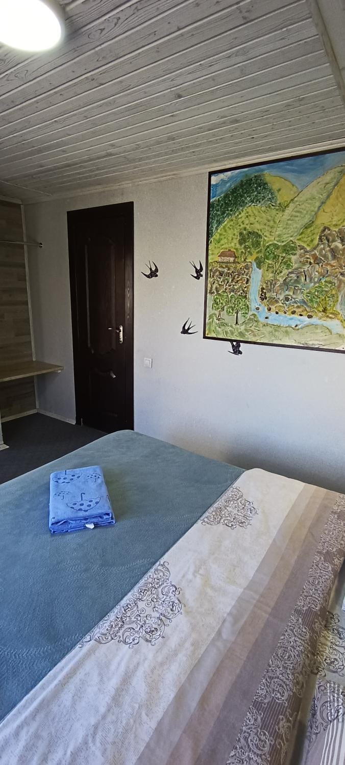 Bed, TV and multimedia, Photo of the whole room, Bedroom