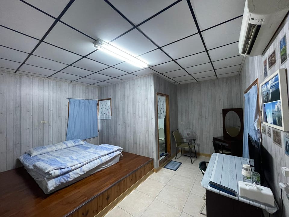 Bed, TV and multimedia, Bedroom