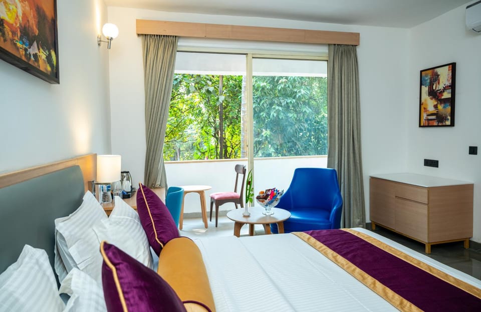 Bed, Living room, Photo of the whole room, Dining area
