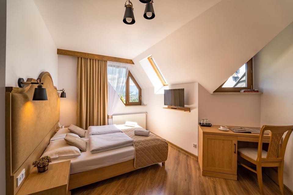Bed, Photo of the whole room, Mountain view
