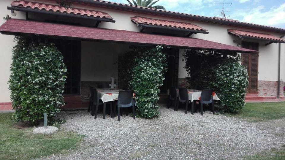 Facade/entrance, Garden