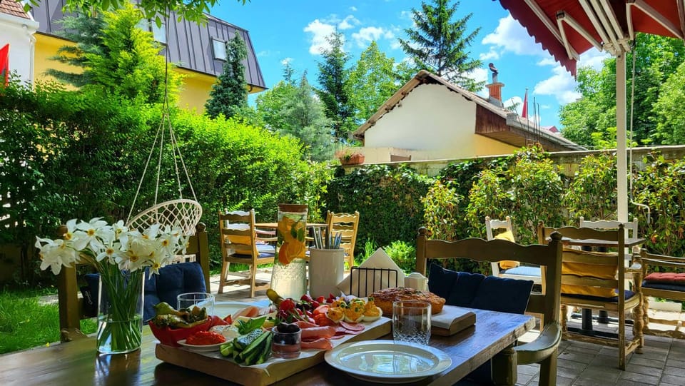 Garden, Dining area, Food, Garden view