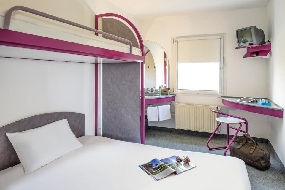 Day, TV and multimedia, Photo of the whole room, Seating area, Bedroom, On site, bunk bed