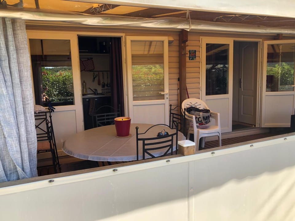 Mobile-home aux Cigales Le Muy 4-6 Personnes,Exterieur XXL pergola ,veranda salon jardin Campground/ 
RV Resort in Vidauban