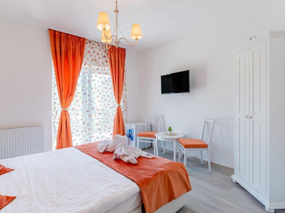 Bed, TV and multimedia, Photo of the whole room, towels, wardrobe