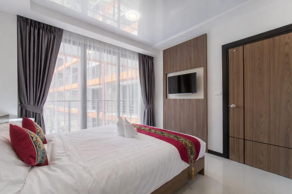 Bed, TV and multimedia, Bedroom