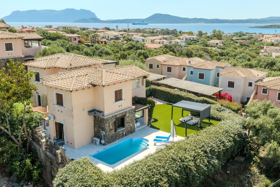 Perseo case vacanze Poggio dei fiori con piscina privata House in Pittulongu