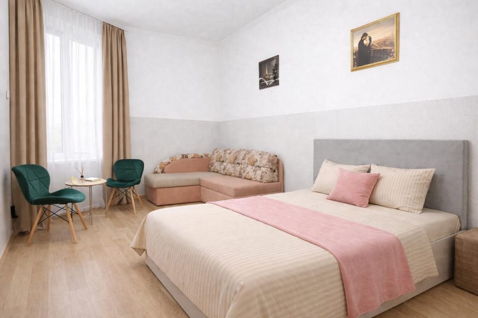 Bed, Photo of the whole room, Seating area, Bedroom