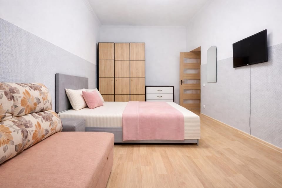 Bed, TV and multimedia, Photo of the whole room, Seating area, Bedroom, wardrobe