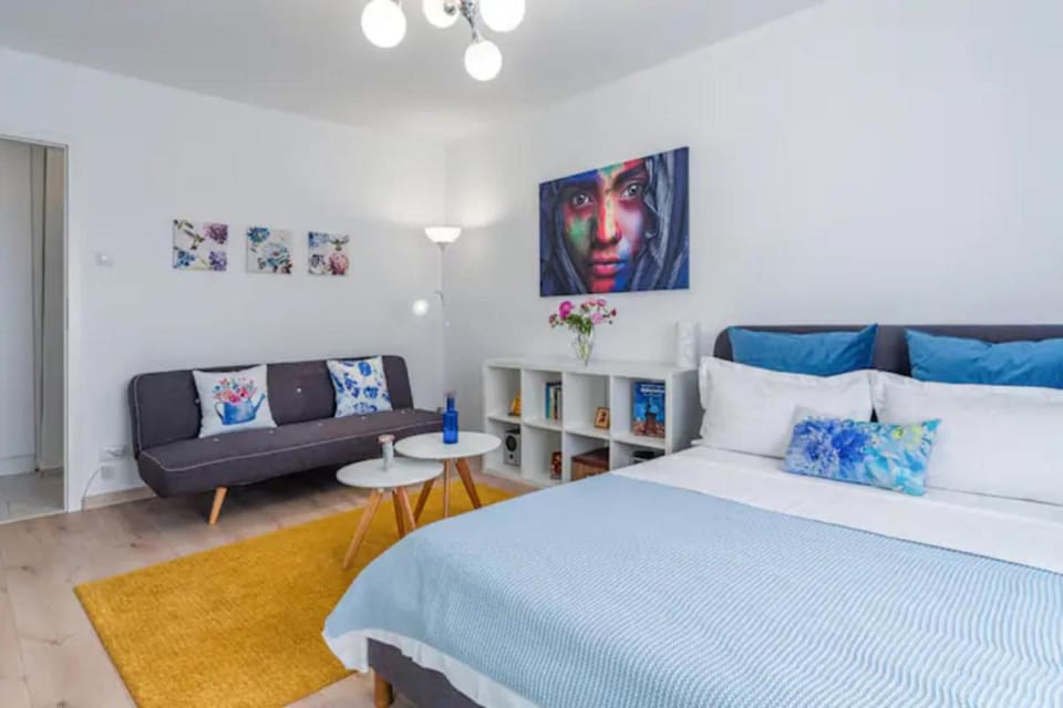 Bed, Decorative detail, Seating area, Bedroom