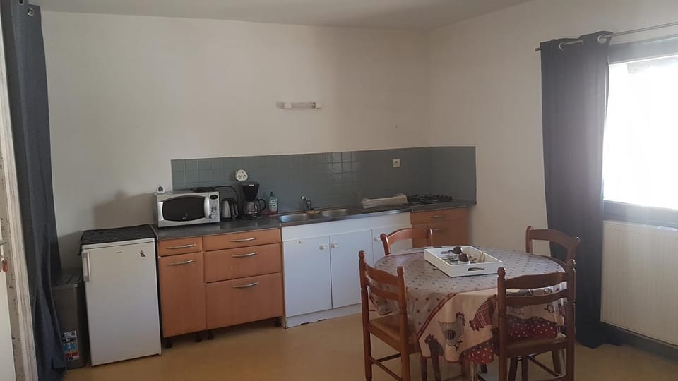 Coffee/tea facilities, Kitchen or kitchenette, Dining area, oven, stove, toaster