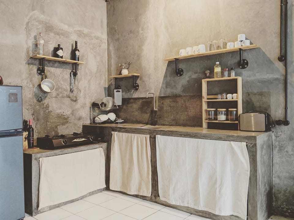 Coffee/tea facilities, Kitchen or kitchenette, Communal kitchen, stove