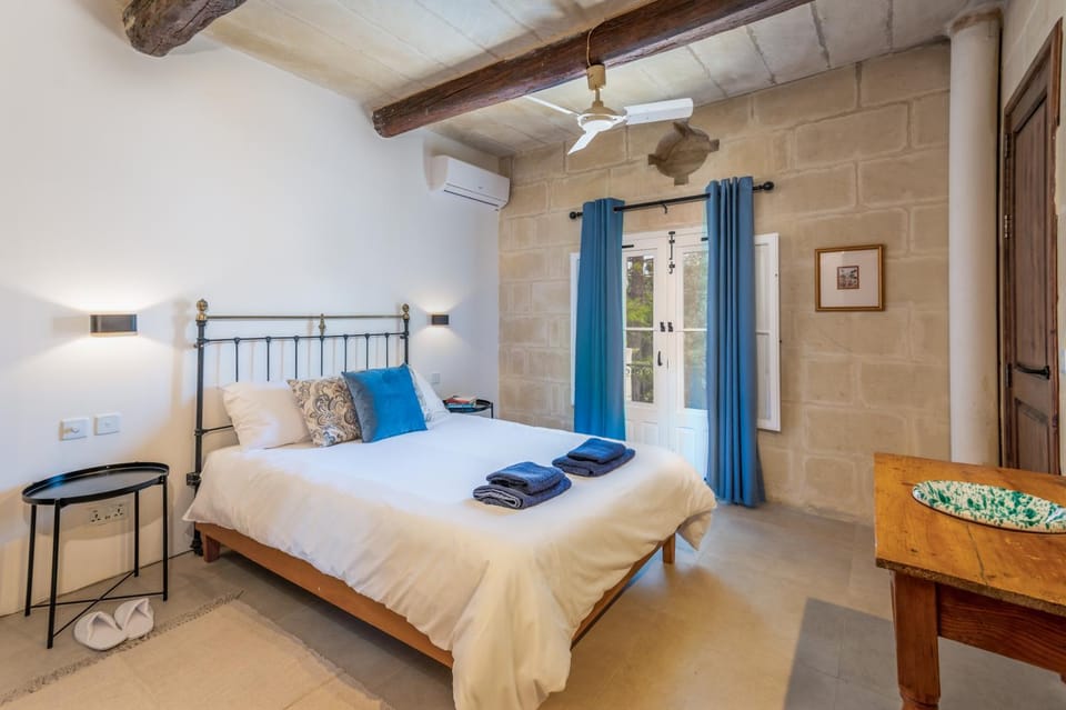 Bed, Bedroom, towels, air conditioner
