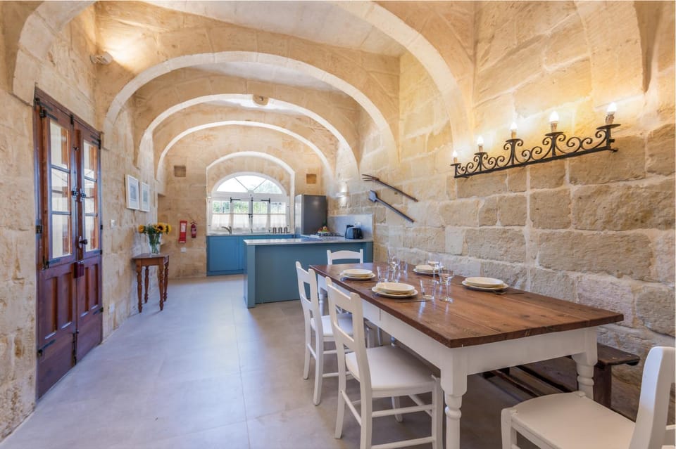 Kitchen or kitchenette, Seating area, Dining area