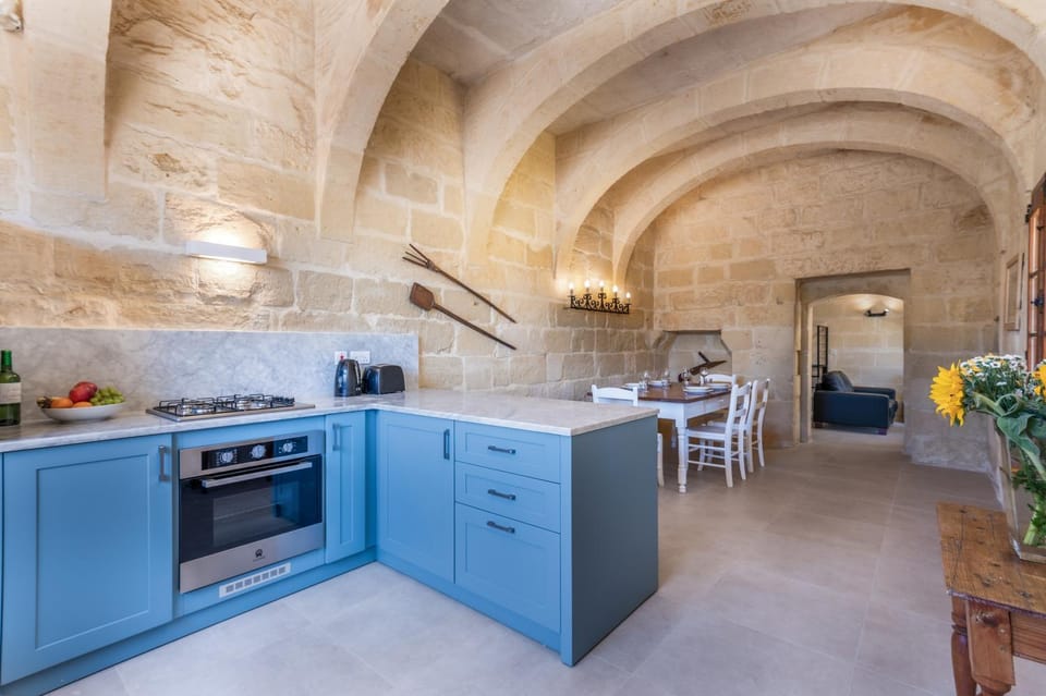 Kitchen or kitchenette, Dining area, stove