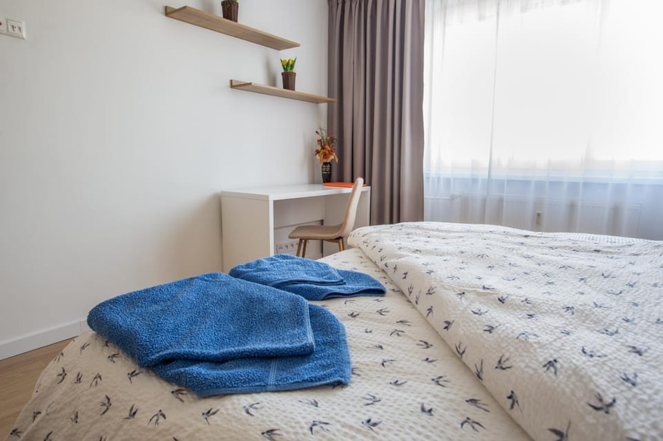 Photo of the whole room, Bedroom