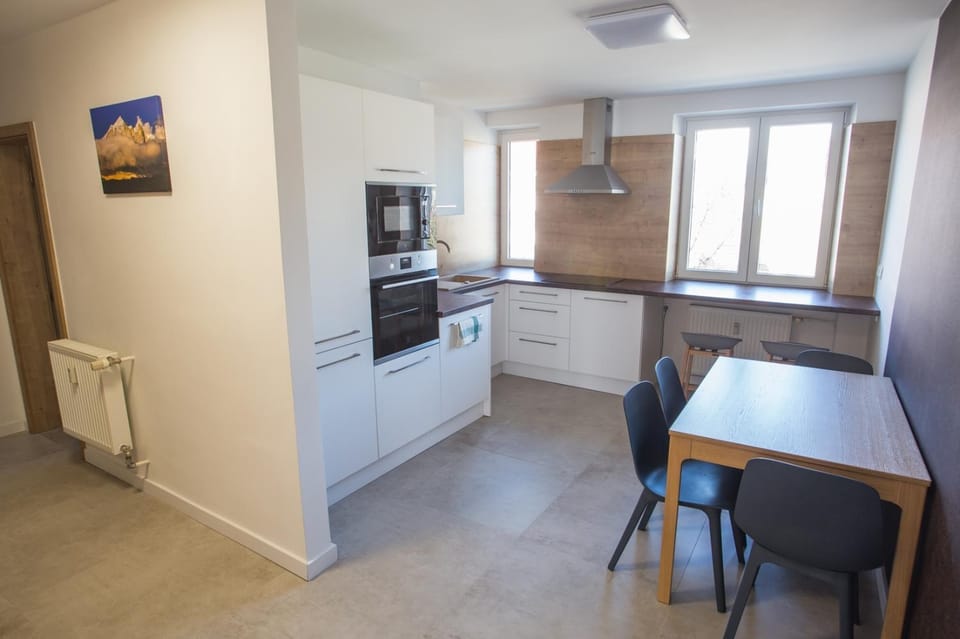Kitchen or kitchenette, Dining area