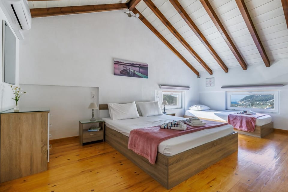 Bed, Photo of the whole room, Bedroom, towels