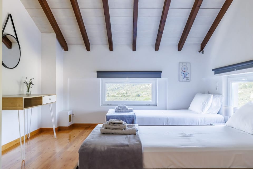 Bed, Photo of the whole room, Bedroom, towels