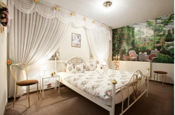 Bedroom, Text overlay