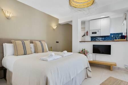 Shiny Studio Carihuela Beach at 500m NO SWIMMING POOL Apartment in Torremolinos