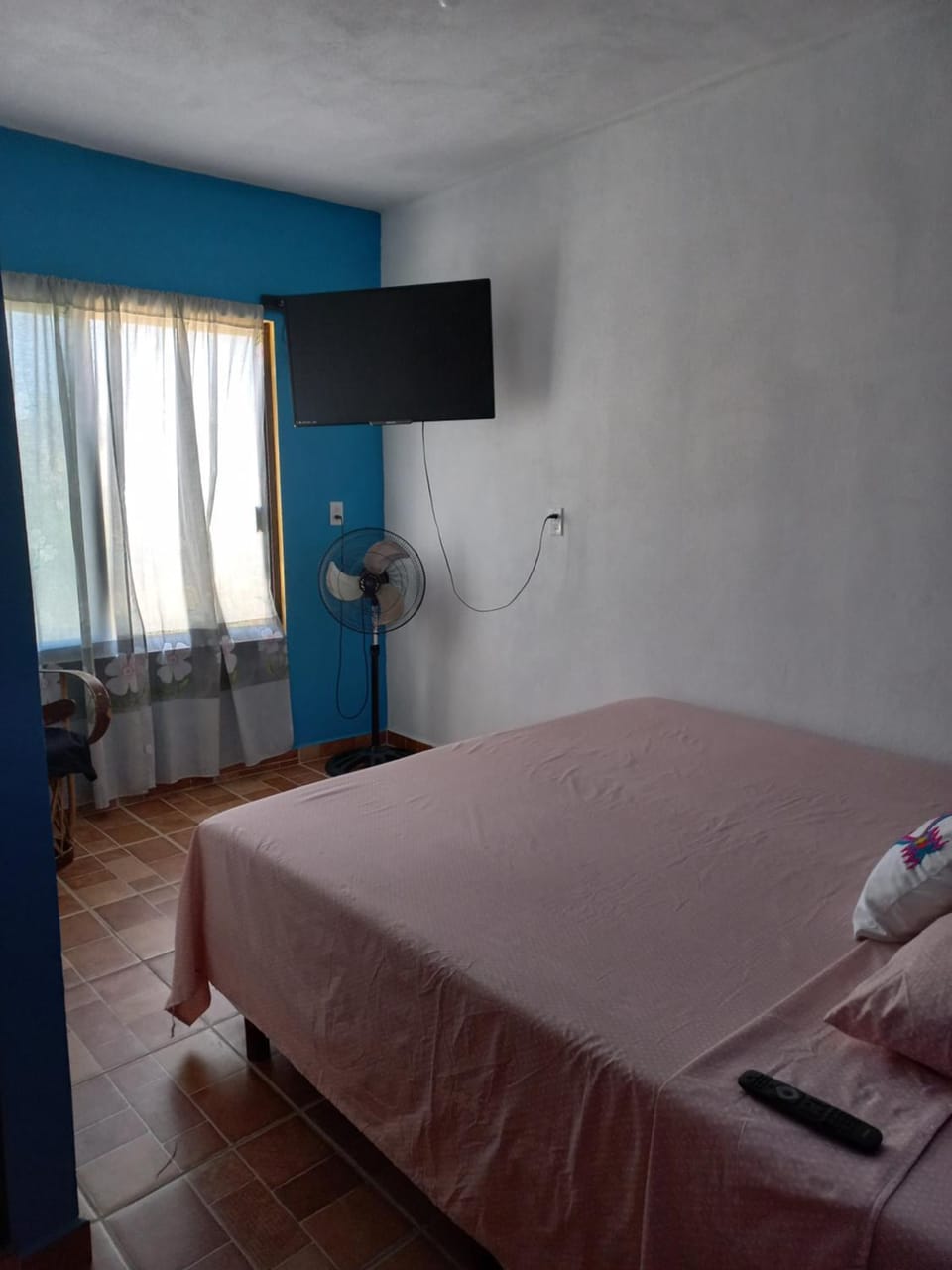 Bed, TV and multimedia, Photo of the whole room, Bedroom
