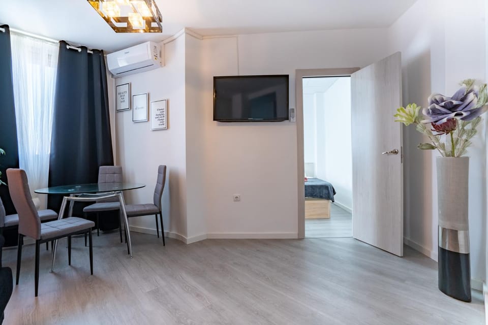 TV and multimedia, Living room, Seating area, Dining area