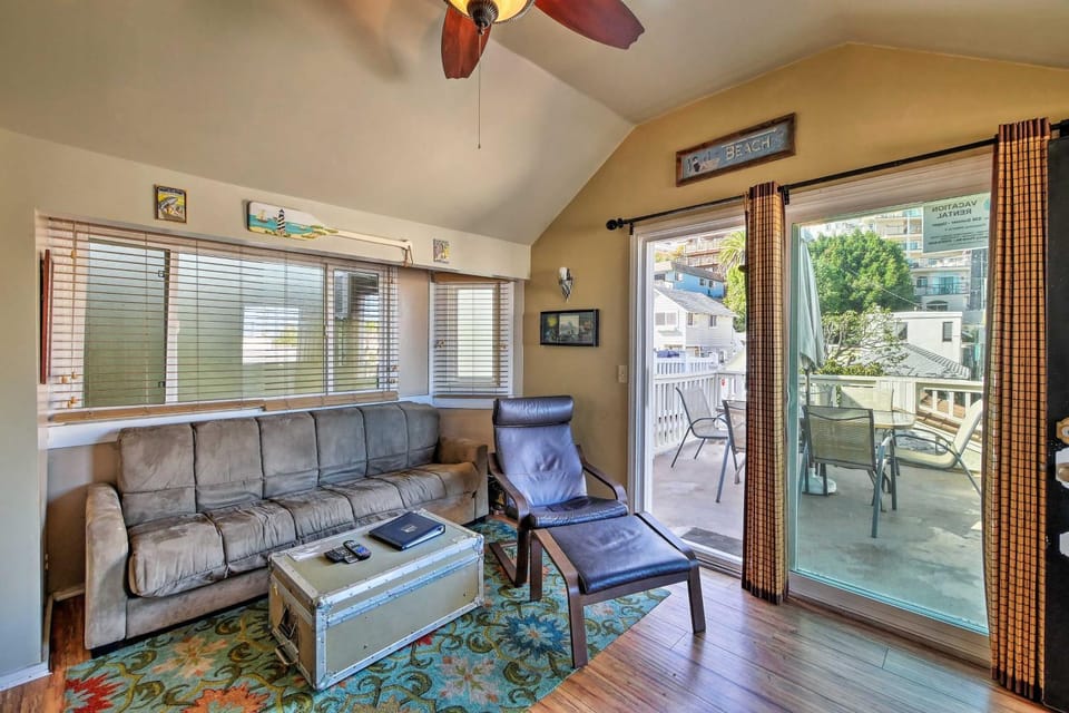 Tropical Island Escape w/ Deck, Walk to Avalon Bay House in Avalon