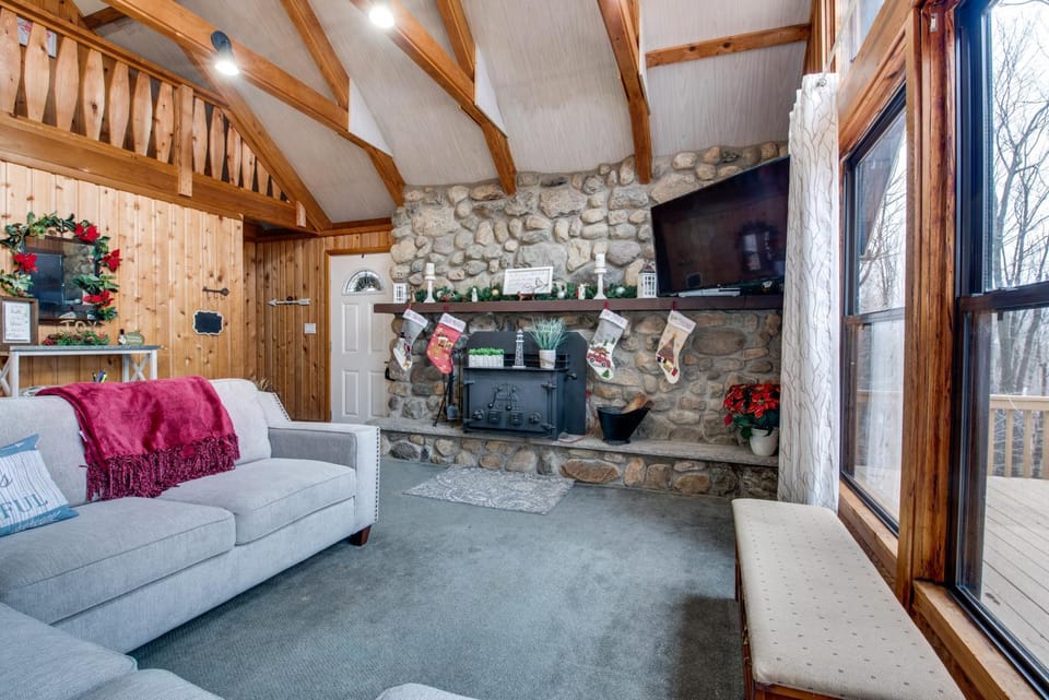 Fire Pit + Community Perks: Gouldsboro Cabin! Cabin in Coolbaugh Township