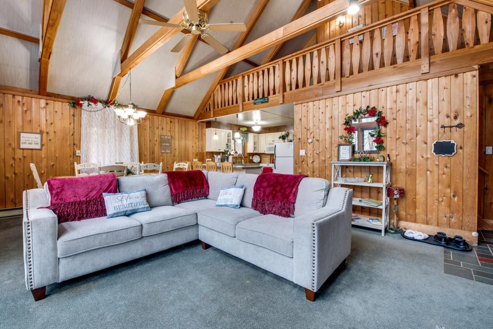 Fire Pit + Community Perks: Gouldsboro Cabin! Cabin in Coolbaugh Township