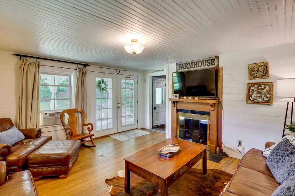'Lil Red Hen' Cottage in the Boone Area w/ Hot Tub House in West Jefferson