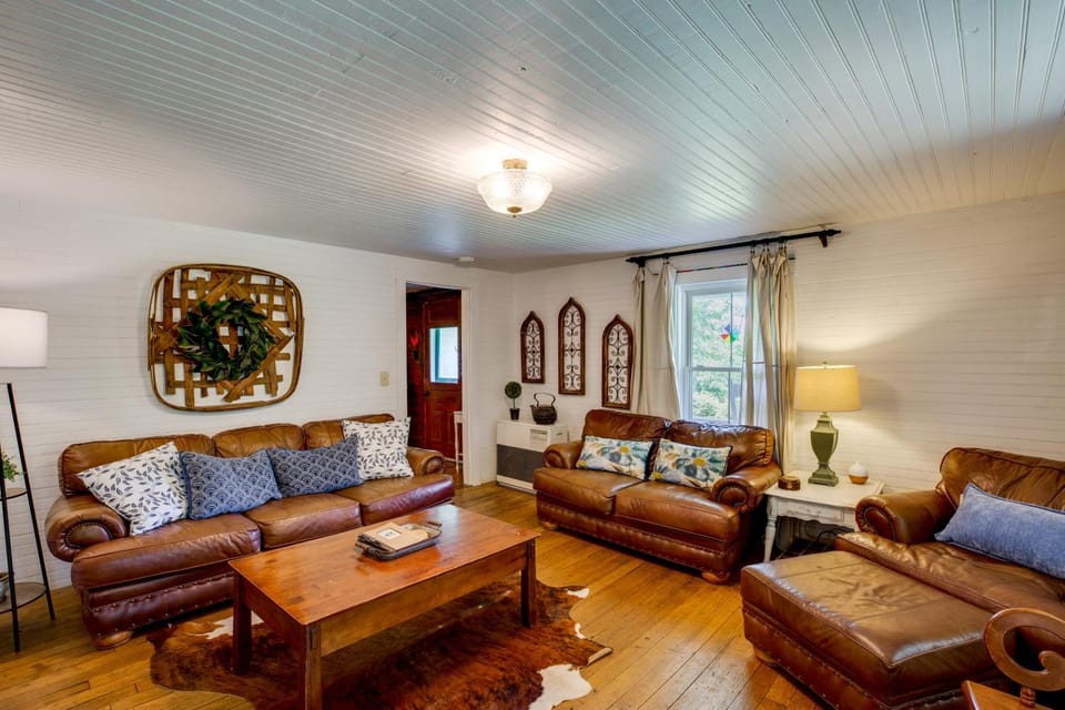 'Lil Red Hen' Cottage in the Boone Area w/ Hot Tub House in West Jefferson