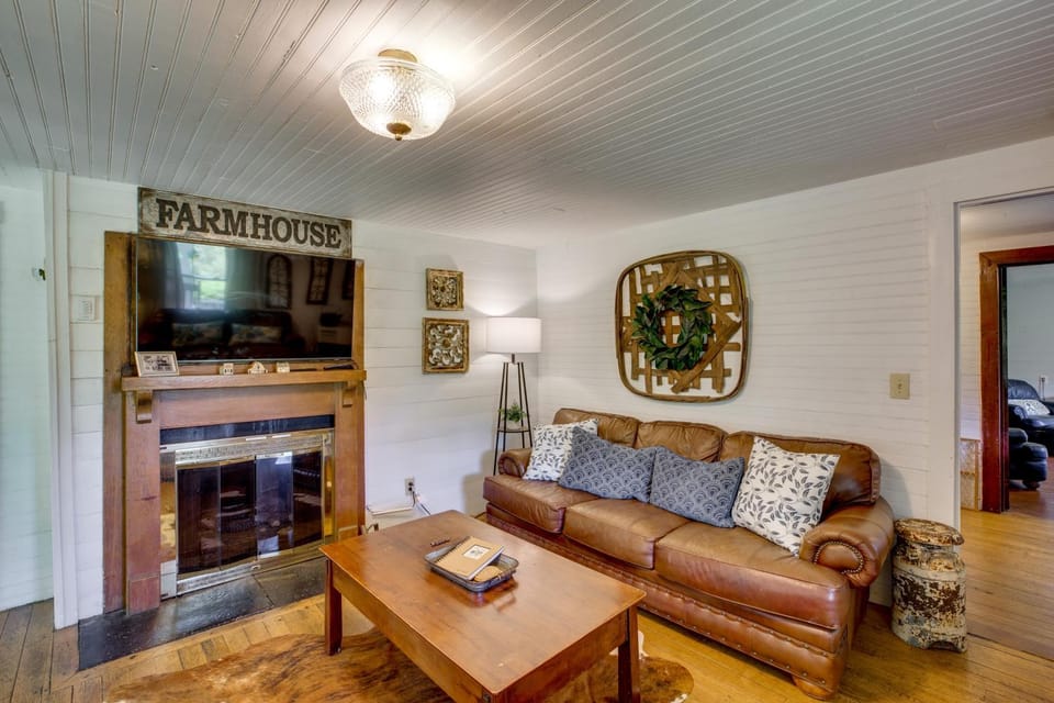 'Lil Red Hen' Cottage in the Boone Area w/ Hot Tub House in West Jefferson